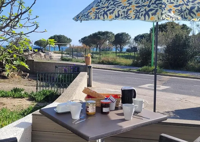 Meze Avec Vue Face A L\'Etang